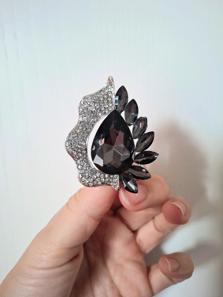 Brooch With Rhinestones And Black Crystals 🖤