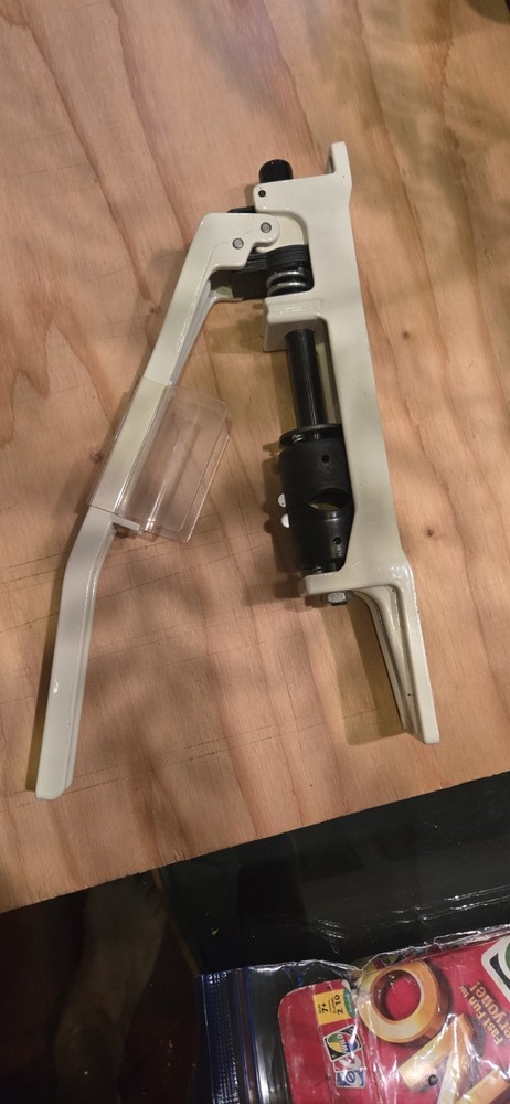 Krakanut macadamia nut cracker