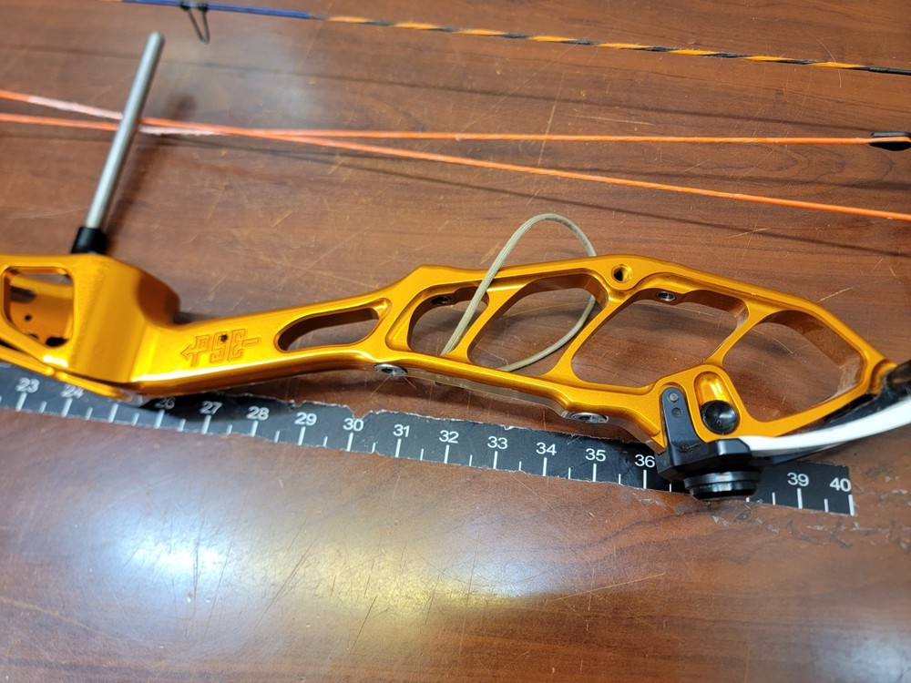 PSE Citation 40 RH Target Archery Compound Bow, Evolve Cam System 28" 60lb Draw