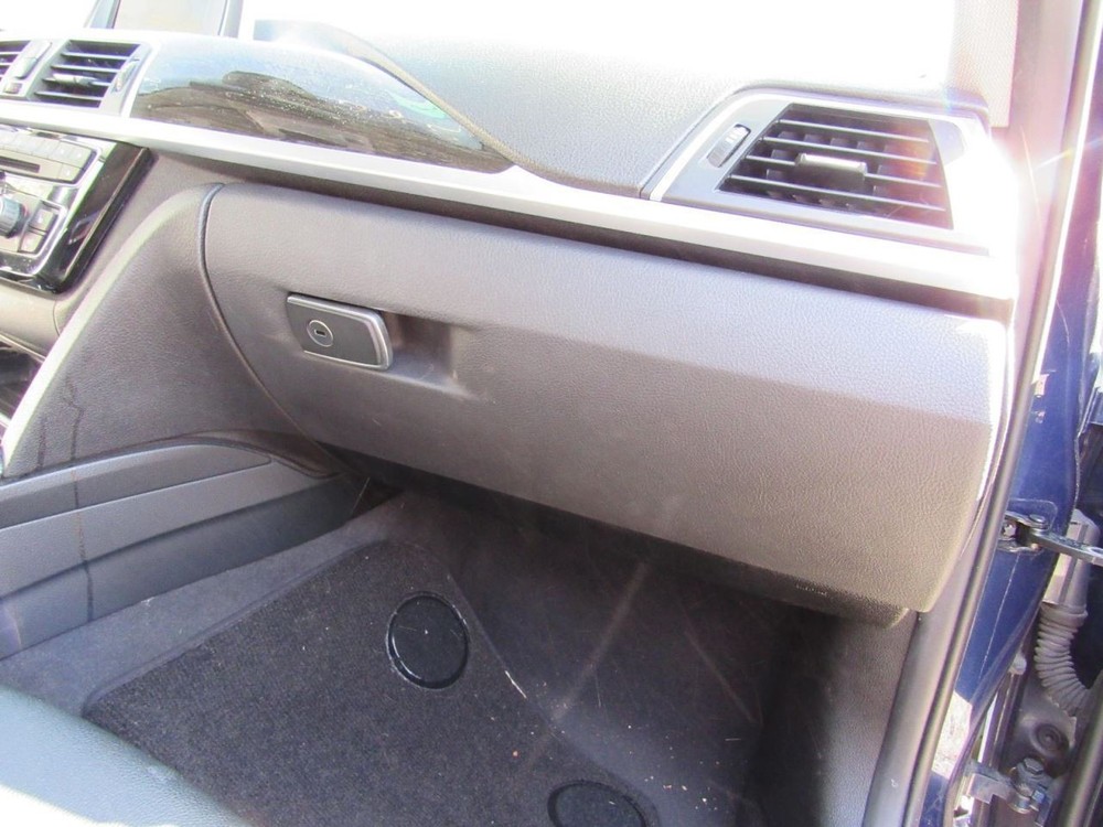320I      2017 Glove Box 1002079