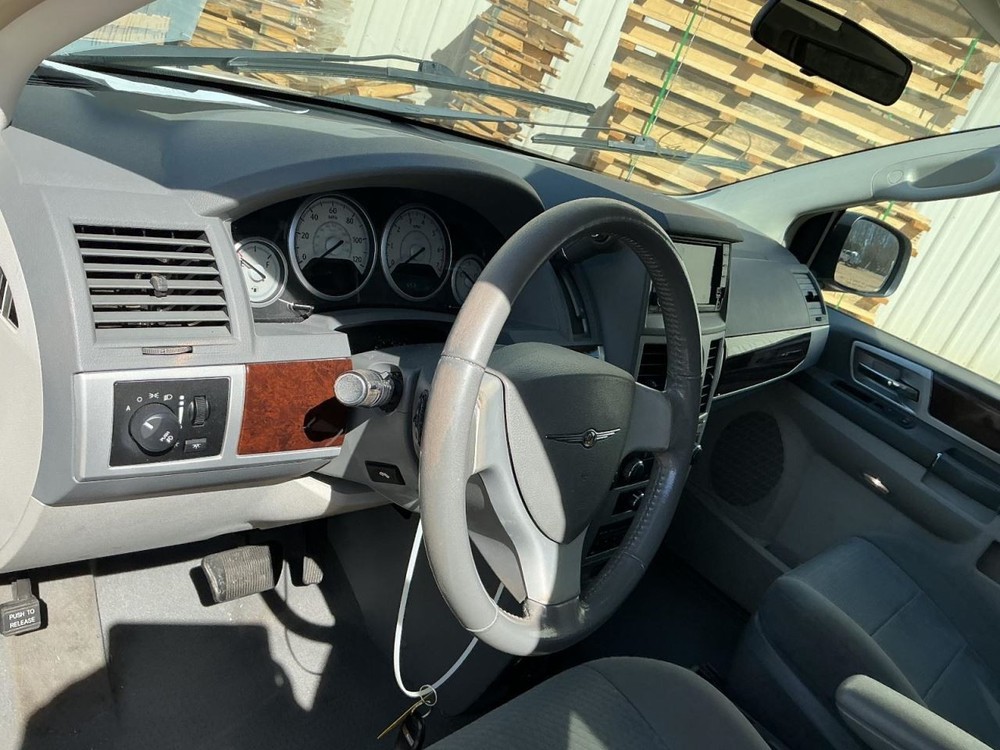 TOWN COUN 2010 Glove Box 4971237