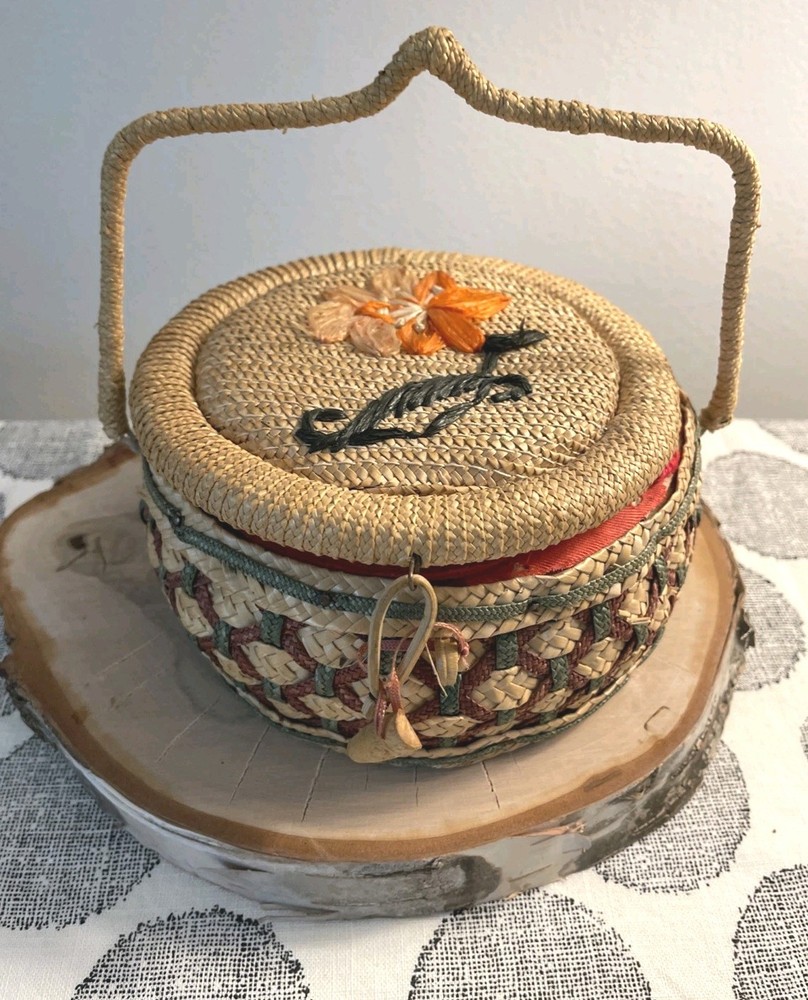 Vtg Wicker Sewing Basket 🧺