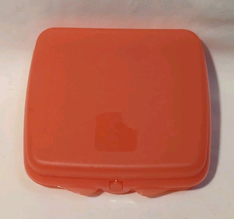 TUPPERWARE SANDWICH KEEPER ORANGE