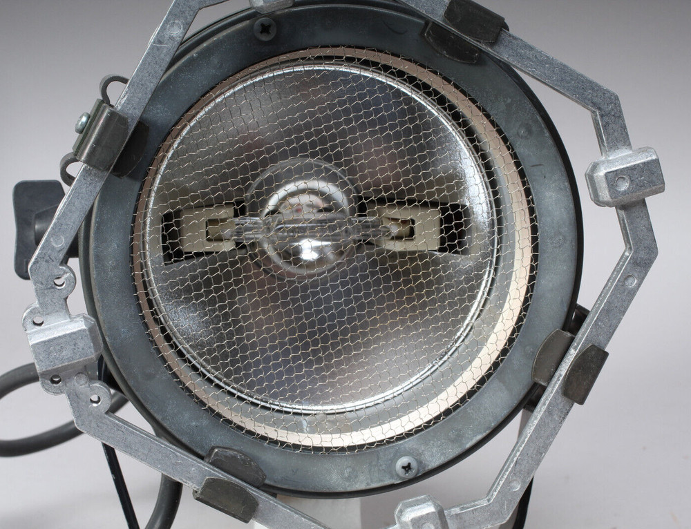 ARRI LIGHT 650 FLOOD/SPOT 650 W CONTINUOUS STUDIO OR CINEMATOGRAPHY LIGHT WORKS