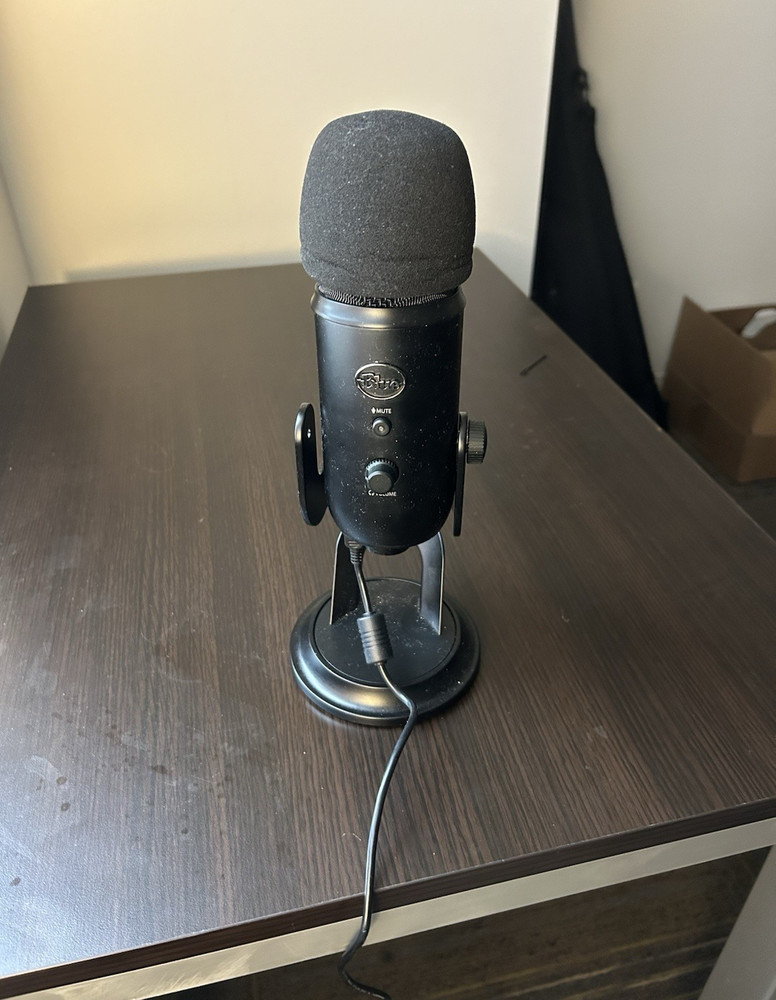 Blue Yeti USB Microphone Black Gain Control Mute Switch Multiple Polar Patterns