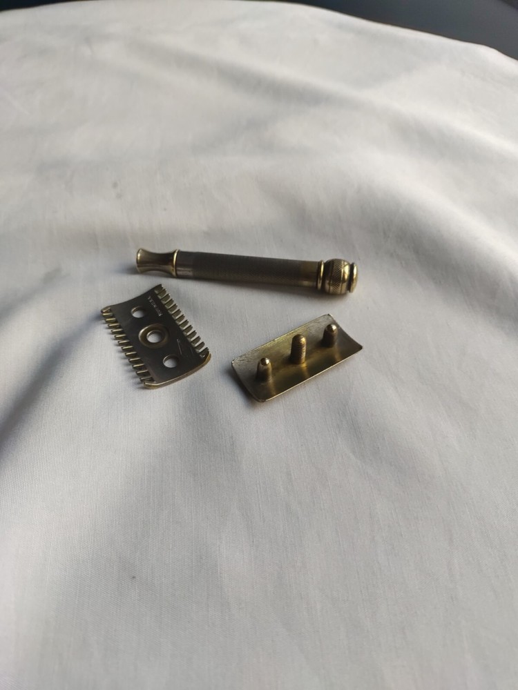 Gillette Old Type Open Comb DE Safety Razor Gold and Silver Tone (No Date Code)