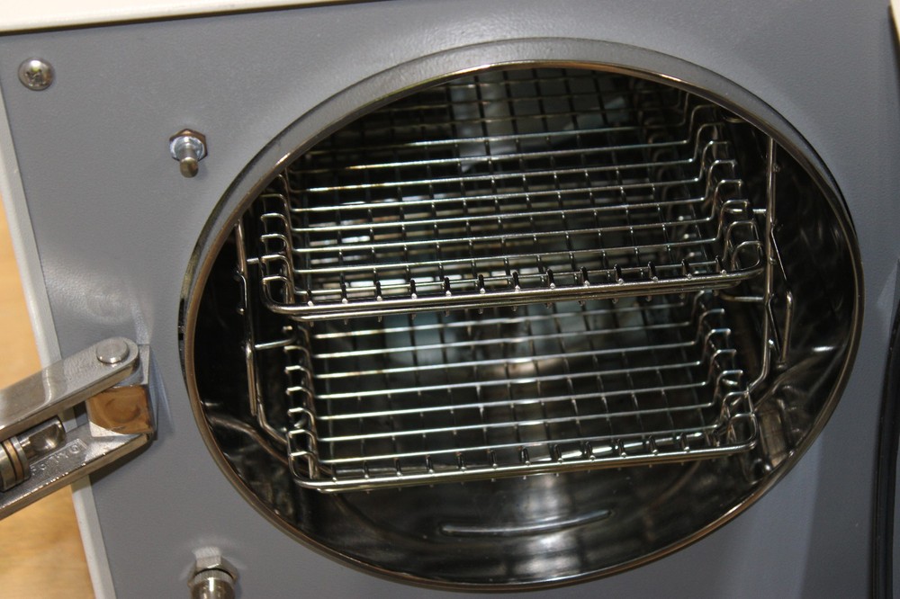 Tuttnauer Working EZ10 Autoclave Sterilizer