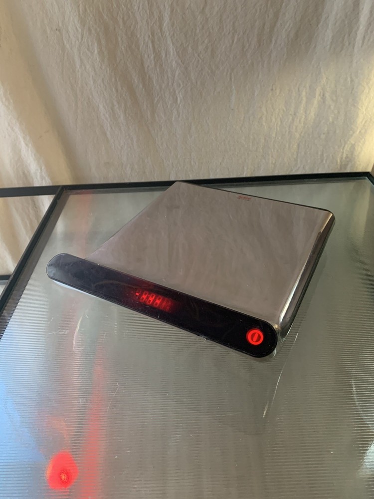 Alessi Stefan Giovannoni Digital Kitchen Scale Chrome - Working