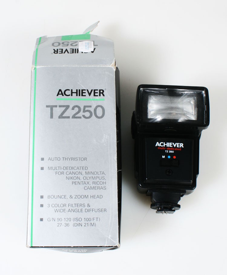MULTI-DEDICATED ELECTRONIC FLASH - FITS ANY CAMERA