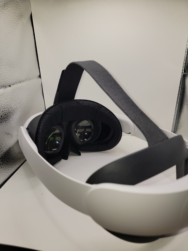 Meta Quest 3 VR Headset 128GB w/ Controllers & Pro Strap - Excellent