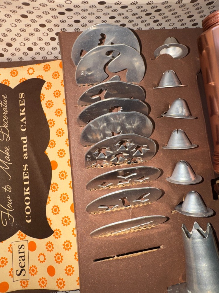VTG Cookie & Pastry Press Cake Decorator Set discs / tips Cooky