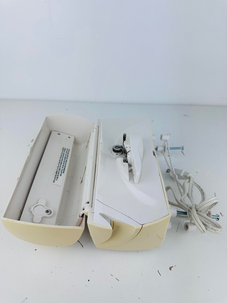 Black and Decker Spacemaker EC950 Electric Can Opener