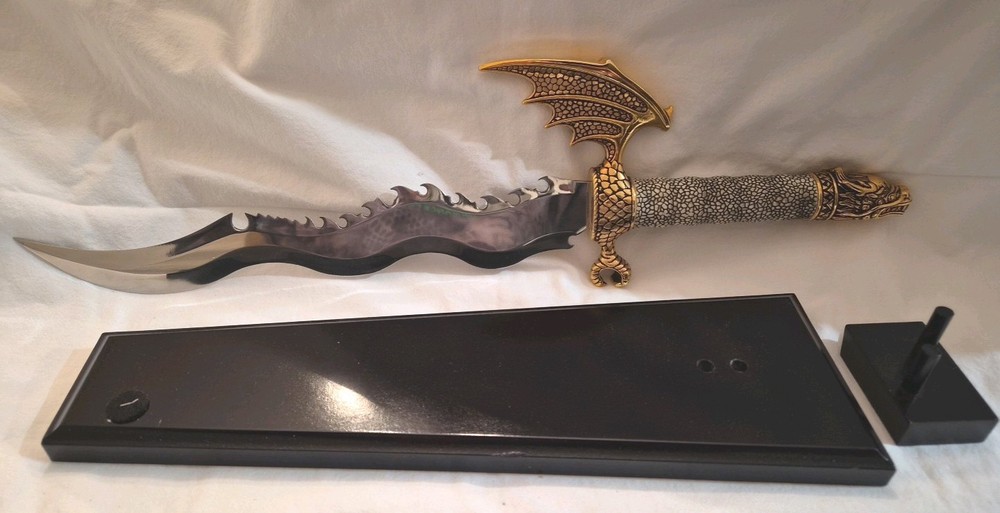 Flying Dragon Serrated Rippled Fantasy Dagger 21"