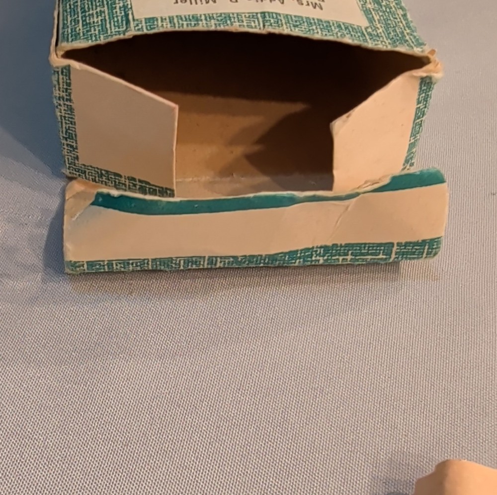 Hexe Automatic Needle Threader Red/White with Box & Instructions for Sewing