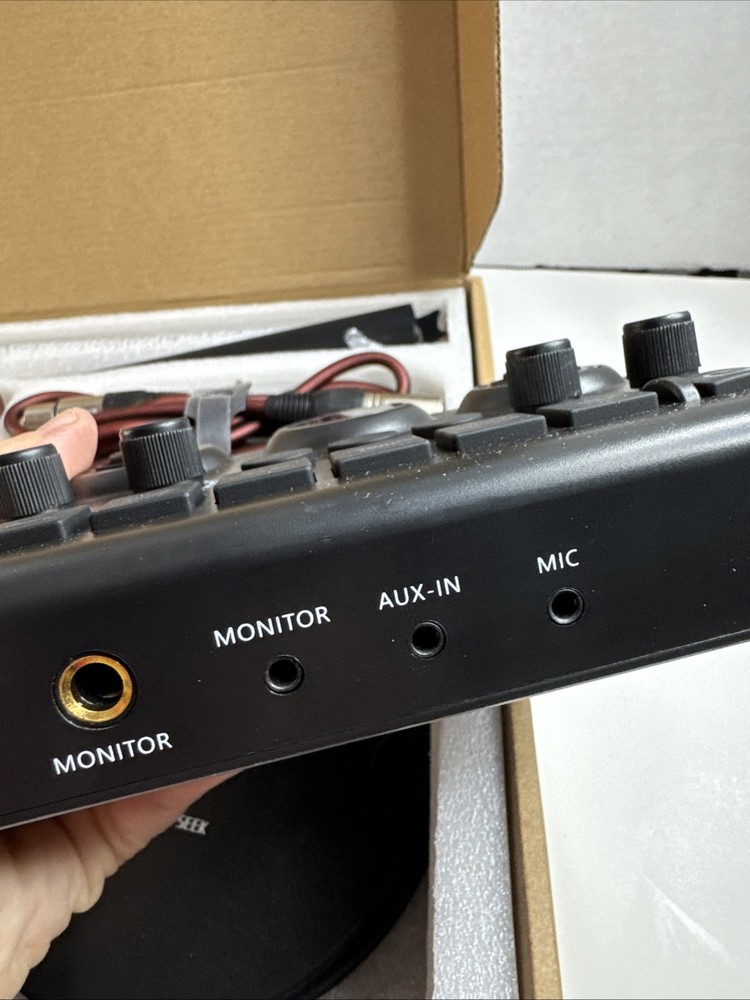 Squarock SR-AF102-2 Podcast Bundle for 2 with Microphones and Interface Sealed