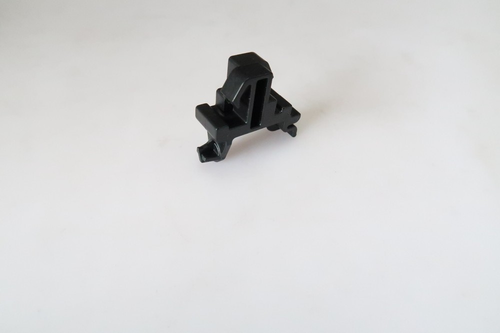 2pc Lower Headlight Panel Retainer Clips for 1998-2000 Tacoma Prerunner & 4WD