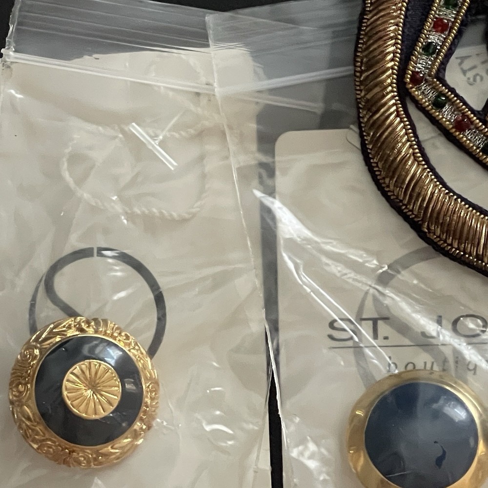 VINTAGE ST JOHN'S DESIGNER REPLACEMENT BUTTONS & EMBROIDERED PATCH