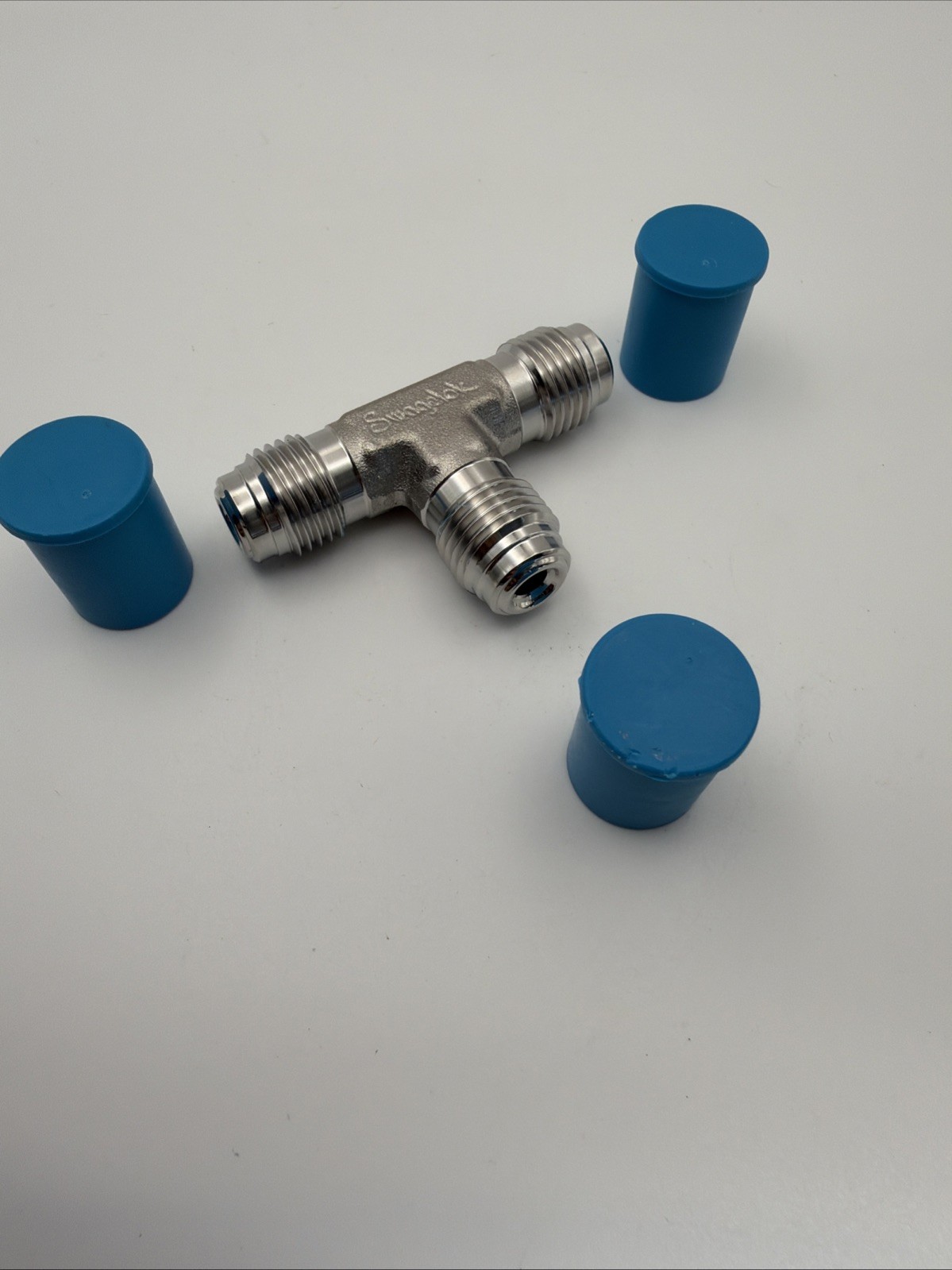 Swagelok SS-4-VCR-T: 316 Stainless 1/4 in. Union Tee VCR Face Seal Fitting