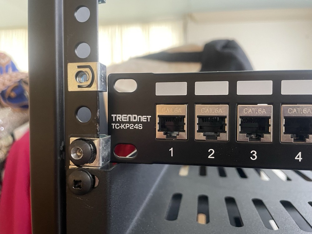 StarTech.com 2-Post 16U Heavy-Duty Desktop Server Rack Open Frame 19in READ DESC