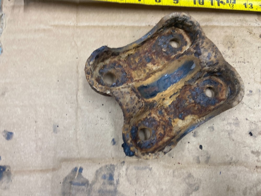 1996-1999 GMC EX.CAB REAR LEAF SPRING SADDLE
