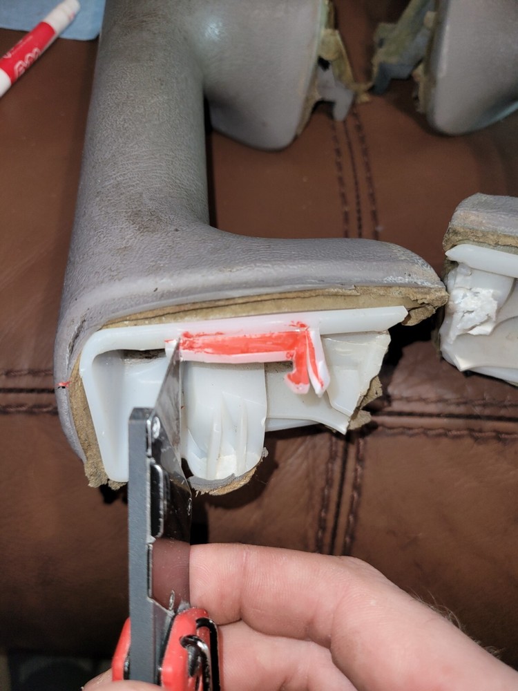 Arm Rest/Switch Panel Clip Repair Passenger front side
