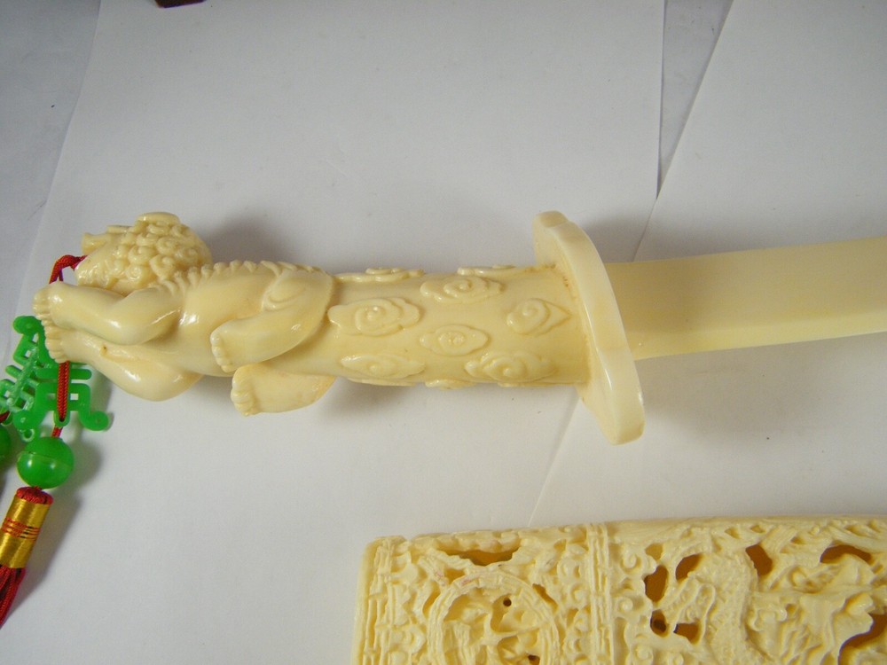 ORNATE PLASTIC SAMURAI SWORD WITH FOO DOG HANDLE AND STAND