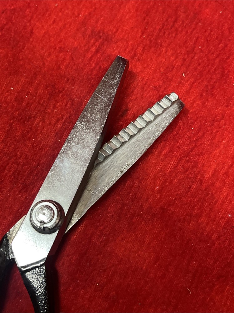 VINTAGE PINKING SHEARS SCISSORS MADE IN JAPAN (k46)