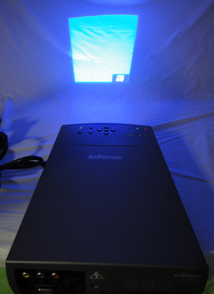 InFocus LP260 SVGA Digital Multimedia Projector WORKING