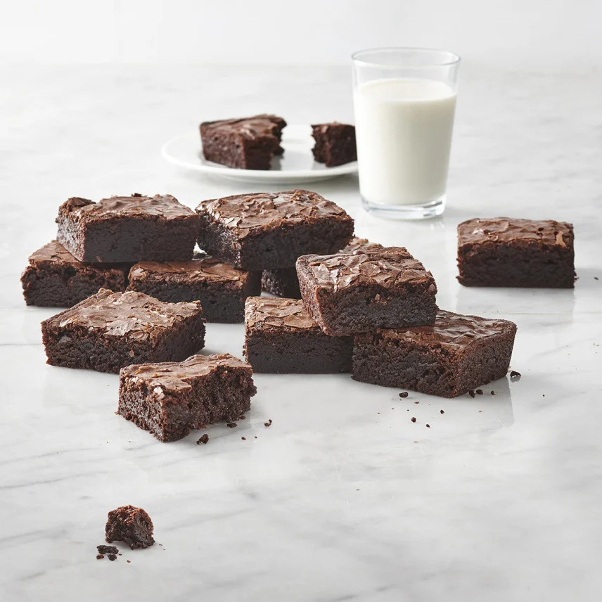 Trudeau Square Cake Pan Fuchsia