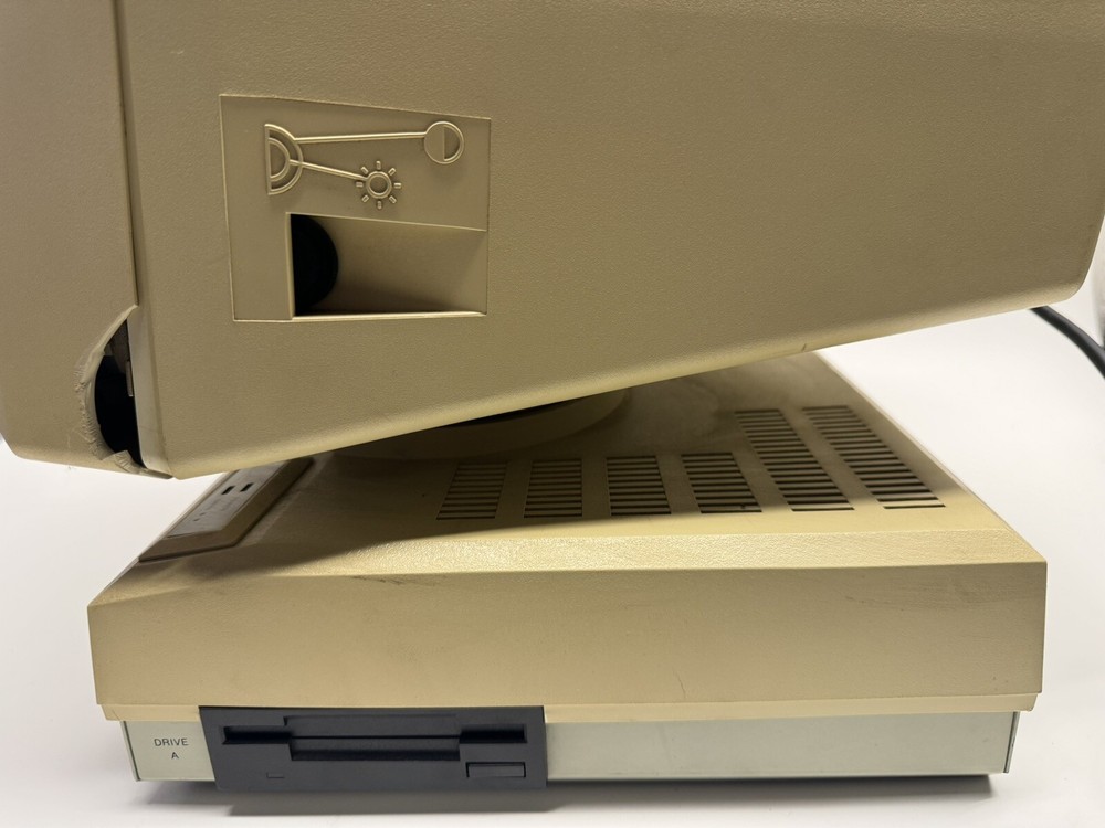 Vintage Zenith Data Systems 14ZDC3 Eazy PC Computer Powers Up