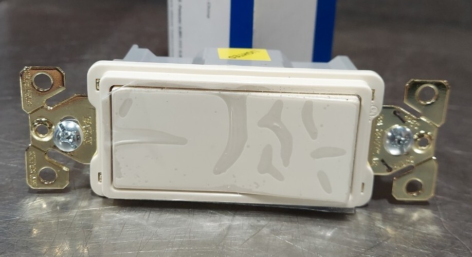 Eaton 7631A-BOX. Lighted Single Pole Switch. 20A 120/277vac. Lighted While OFF