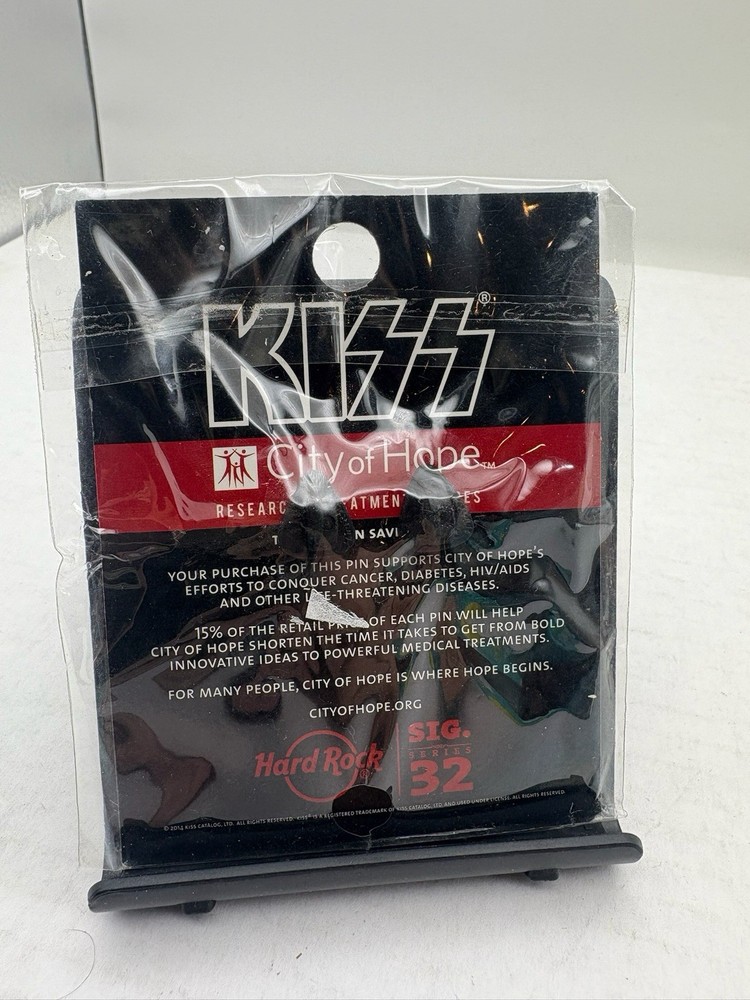 KISS Signature Pin Hard Rock Cafe Singapore 2014 Authentic Series 32 On Card New
