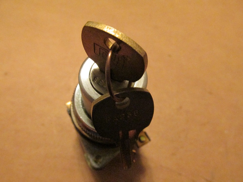 NEW NOS GE CR2940UN203C1 Key Locking Selector Switch 2 Position Oiltight