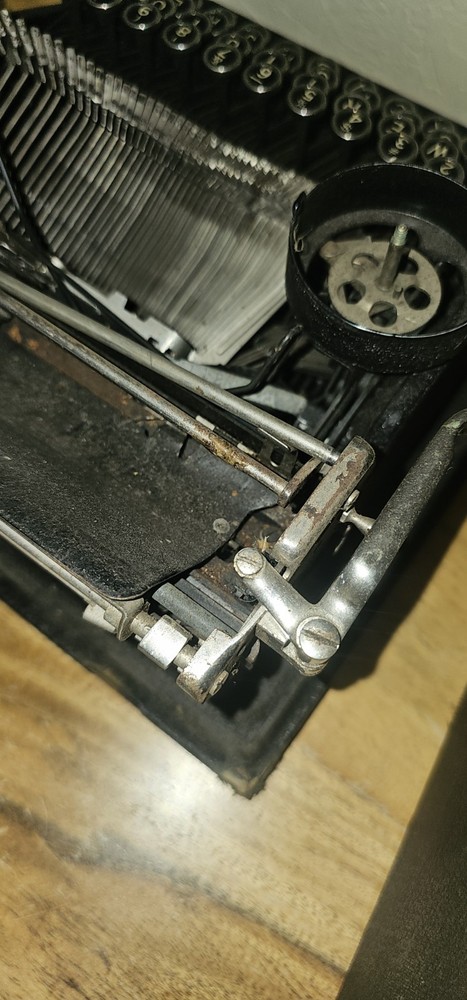 UNDERWOOD Portable Typewriter w/Case