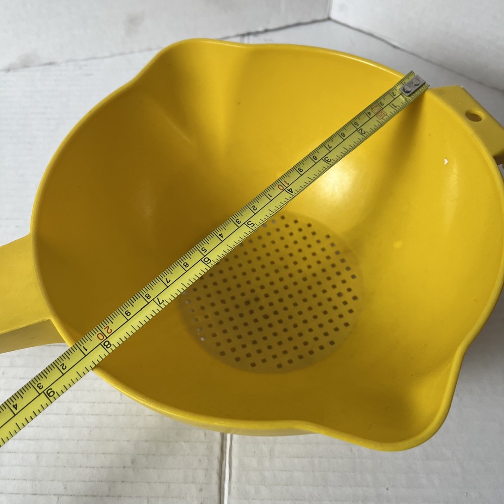 Vintage TUPPERWARE 2 Quart Yellow Colander Strainer Handle #1523 MCM Kitchenware