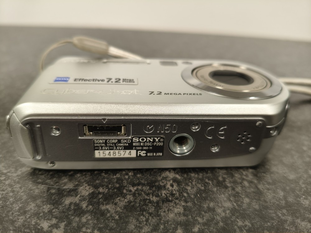 SONY CYBER-SHOT DSC-P200 compact digital camera SILVER 7.2MP UNTESTED