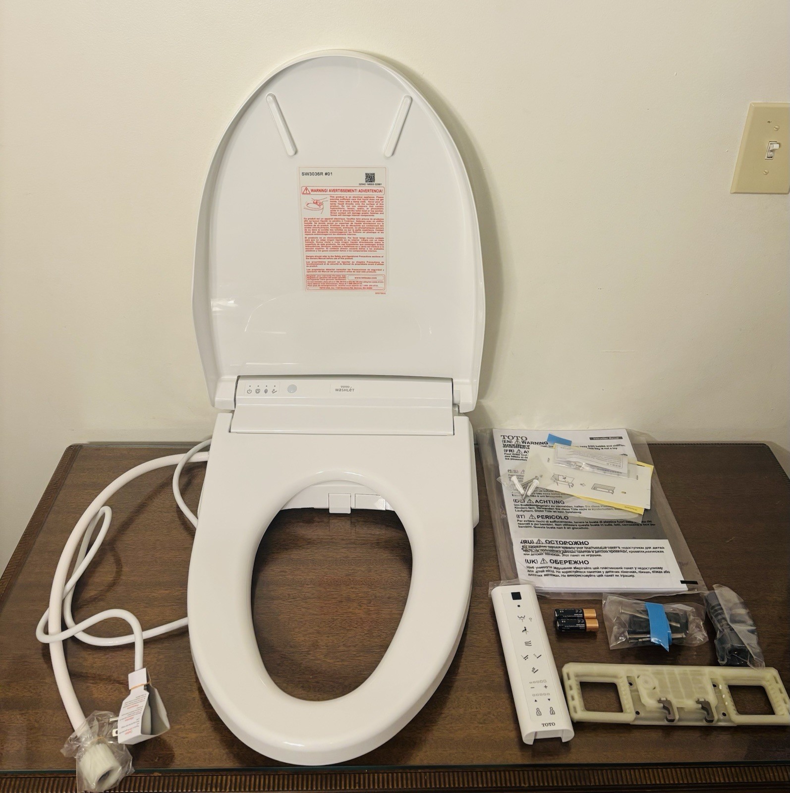 TOTO WASHLET K300 Plastic Toilet Seat, White - SW3036R01 - MINOR CRACK