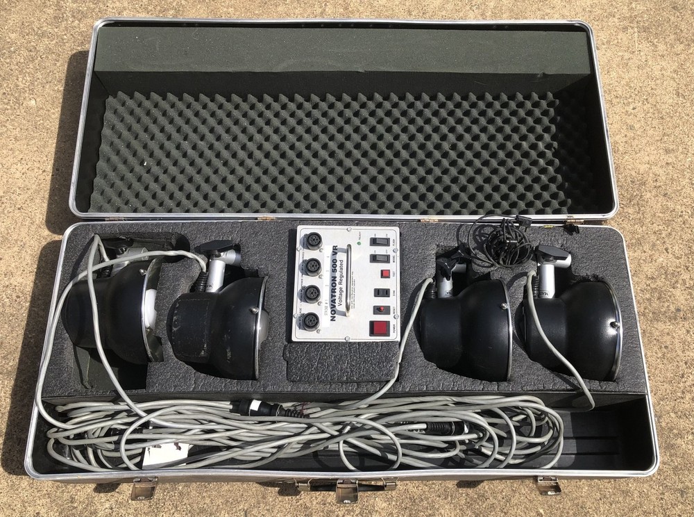 Novatron VR 500 High Efficiency Studio Strobe with 4 Lights and Case.  Works.