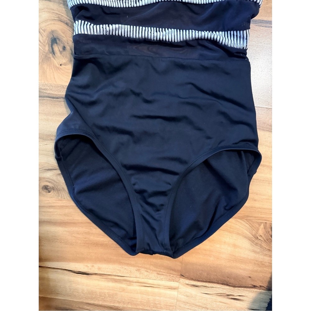 Nike Mesh Solid Edge V-Back One Piece Swimsuit Black Striped Medium Athletic