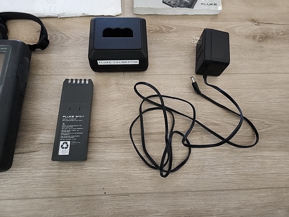 Fluke 701 Documenting Process Calibrator With Accessories And Charger AC Cable