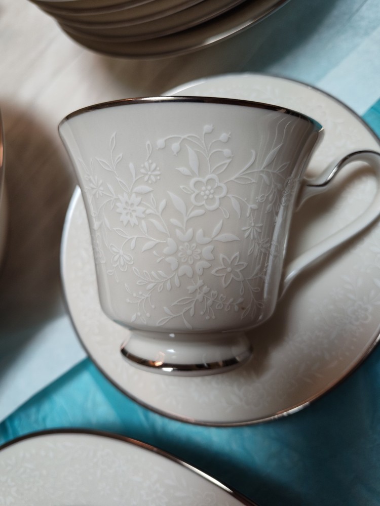 Noritake Porcelain China, Affection Pattern