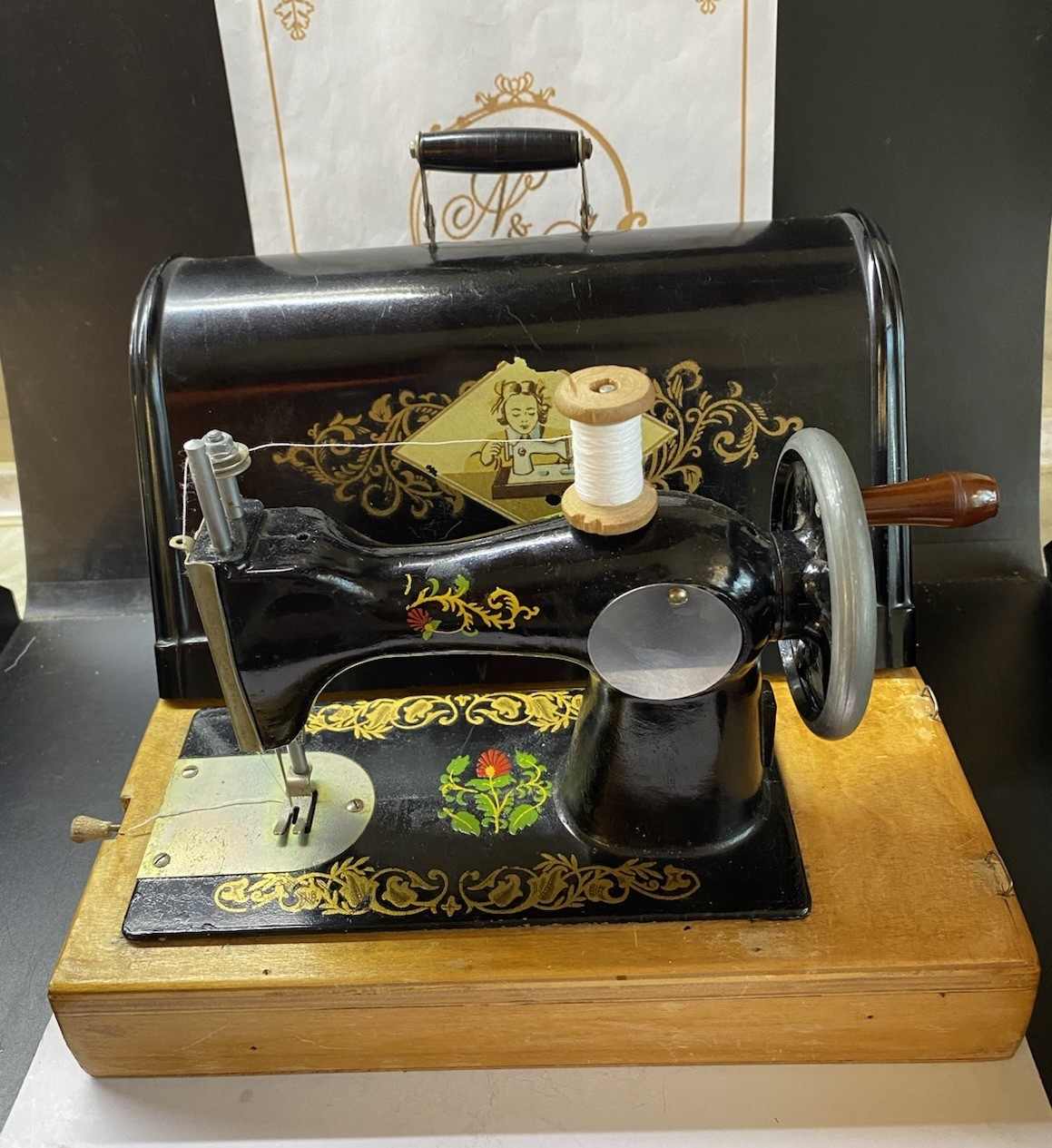 VINTAGE Original Children Toy Mini Sewing Machine In The Bakelite Case Working