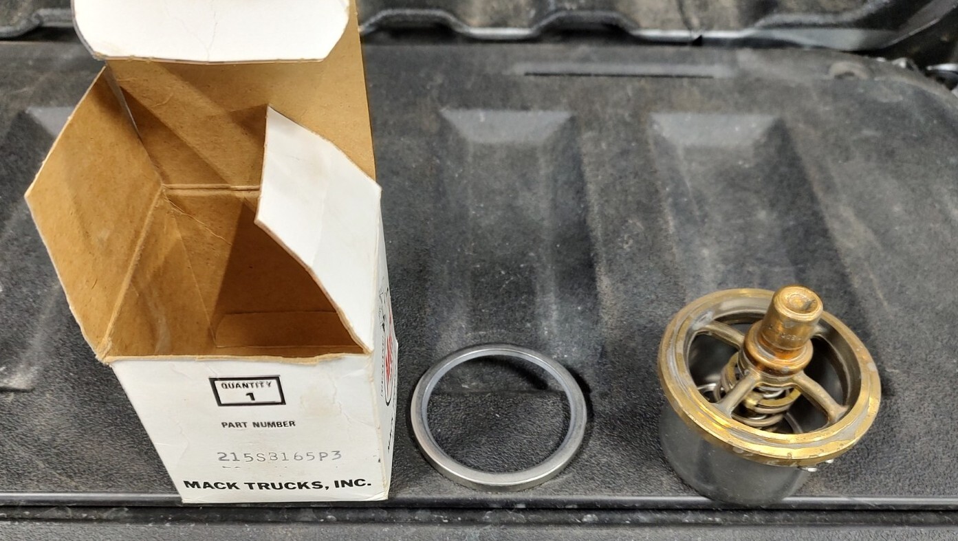 NOS Genuine Mack Truck Thermostat 215SB165P3 - Please See Pics - USA