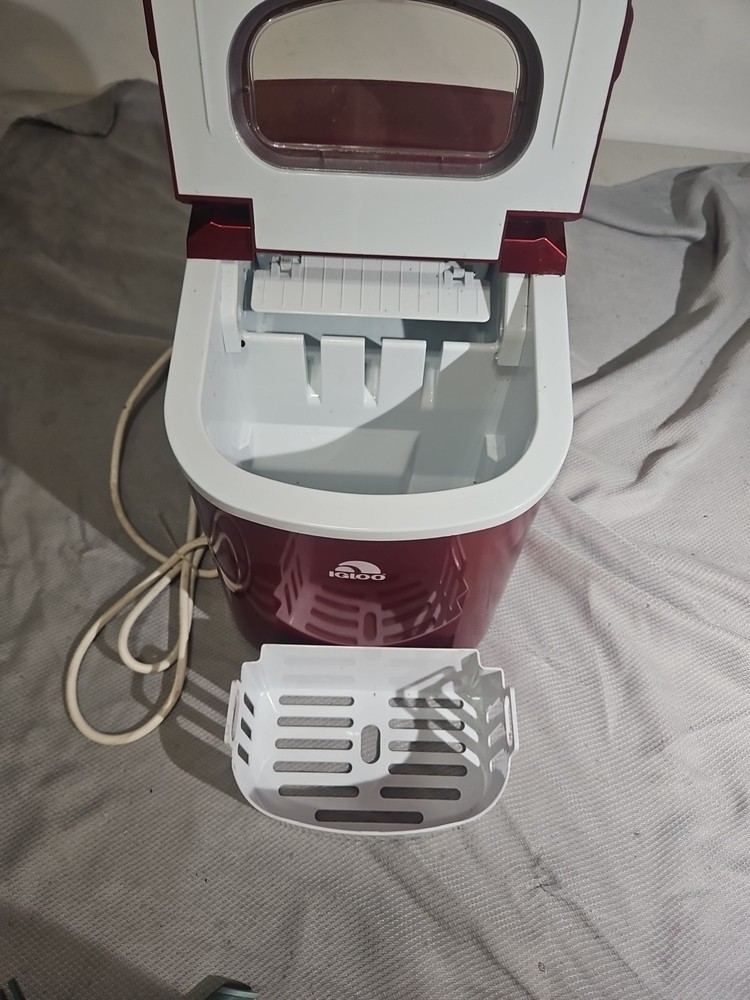 Igloo Portable Ice Cube Maker Model No. ICE102-RED
