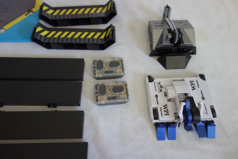 Hex Bots BattleBots Arena 4.0 Bite Force and Blacksmith Remote Control COMPLETE