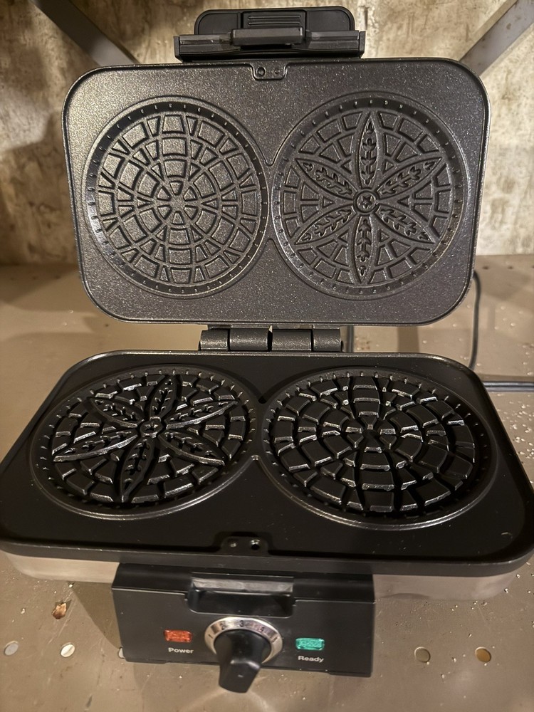 Cuisinart Waffle Iron Holiday Pattern New