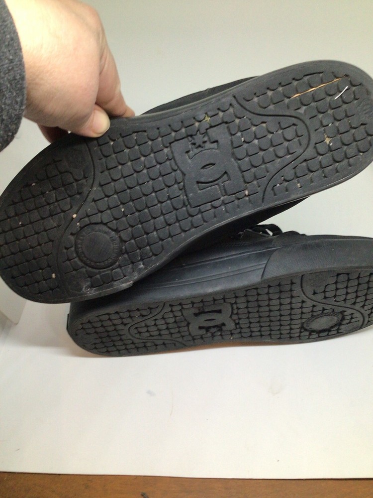 DC 9.5 black scateboard shoes