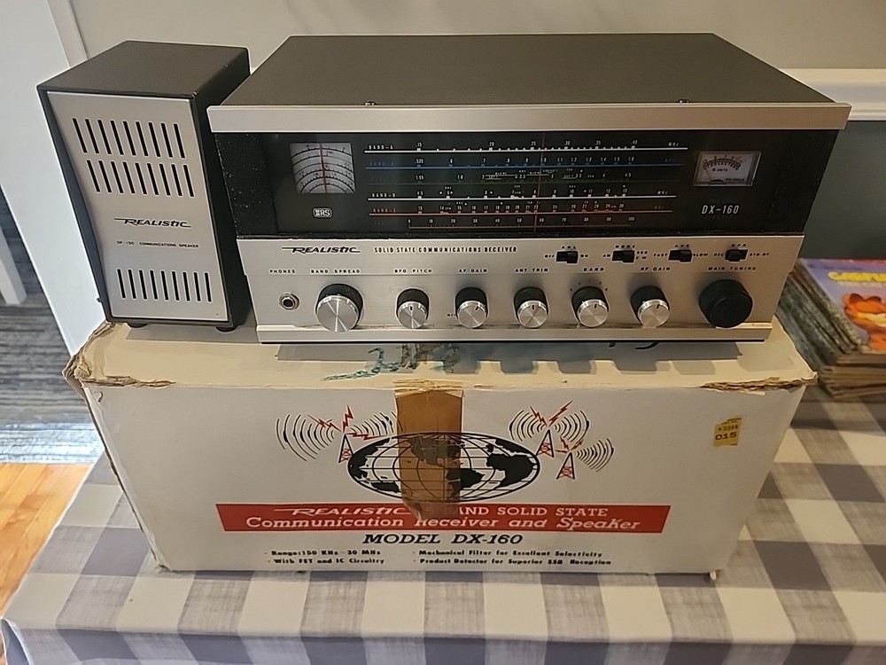 Realistic 5 Band Solid State Communications DX-160 Receiver with SP-150 Speaker