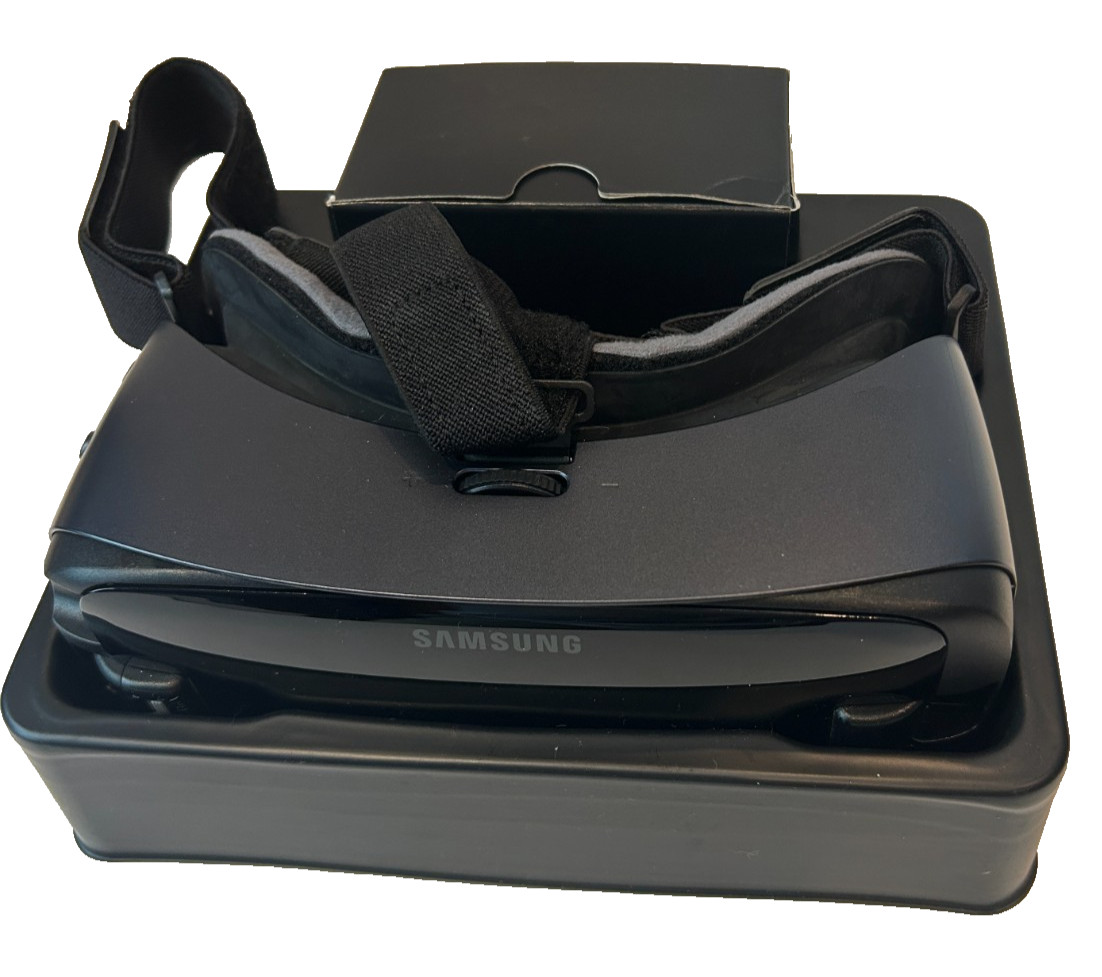 Samsung Gear VR with Controller Powered by Oculus Virtual Reality, Original Box