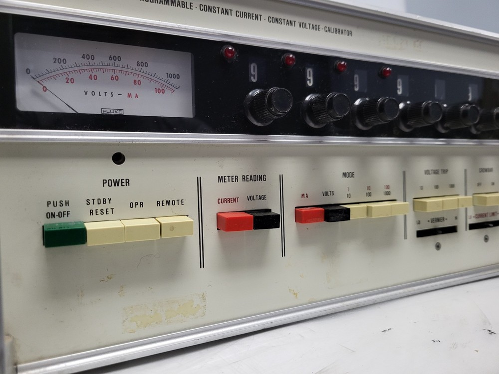 Fluke 3330B Constant Current Voltage Calibrator Parts (Powers On)